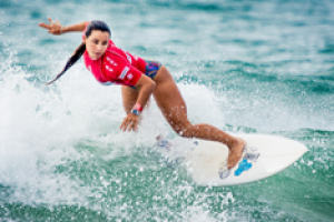 Johanne Defay surfeuse Cryo Control arrive à Hossegor